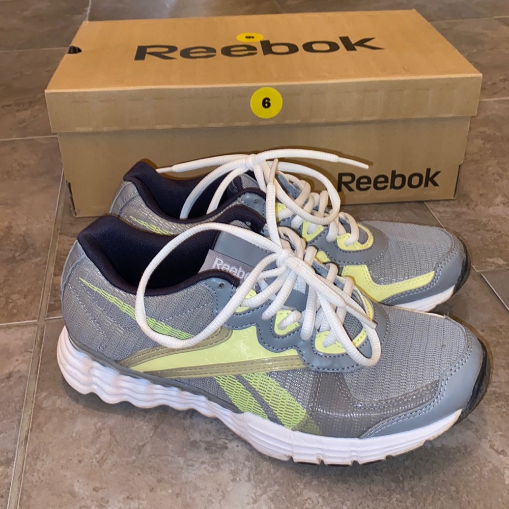 BNIB UO Vintage Reebok Grey and Yellow Vibetrain Low Dad Athletic Sneakers